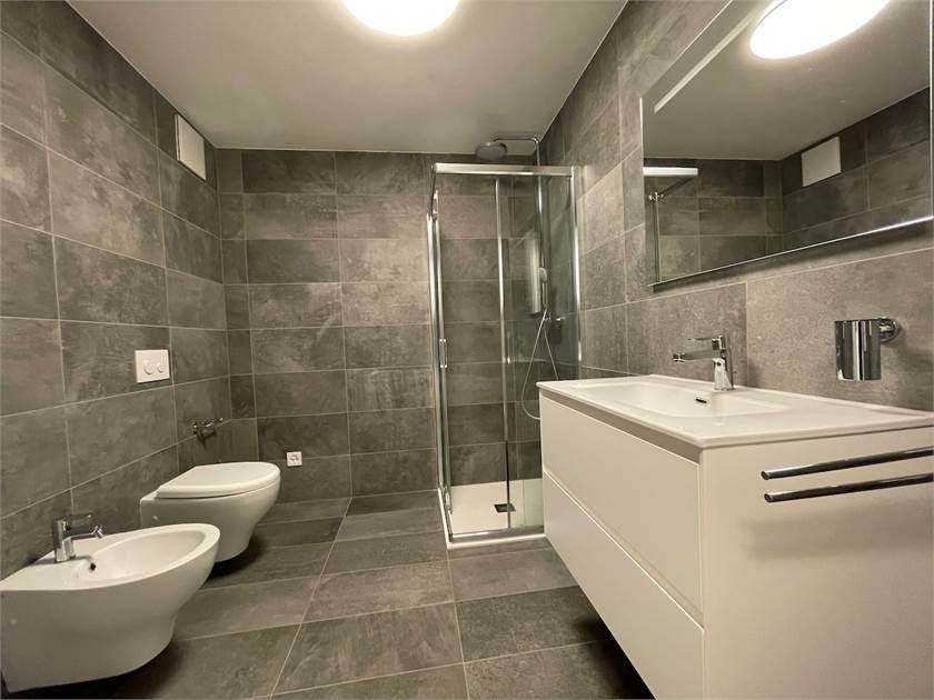 Modernes Badezimmer mit grauen Fliesen
