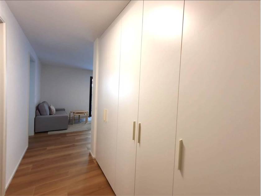 Flur mit Einbauschrank und Blick in den Wohnbereich