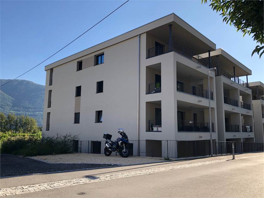 Modernes Mehrfamilienhaus mit Bergblick