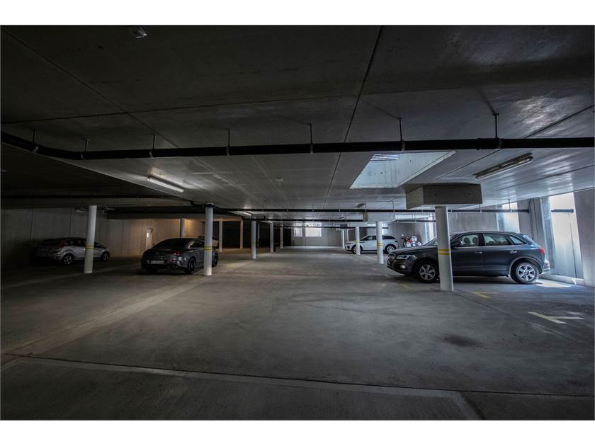 Tiefgarage mit abgestellten Autos