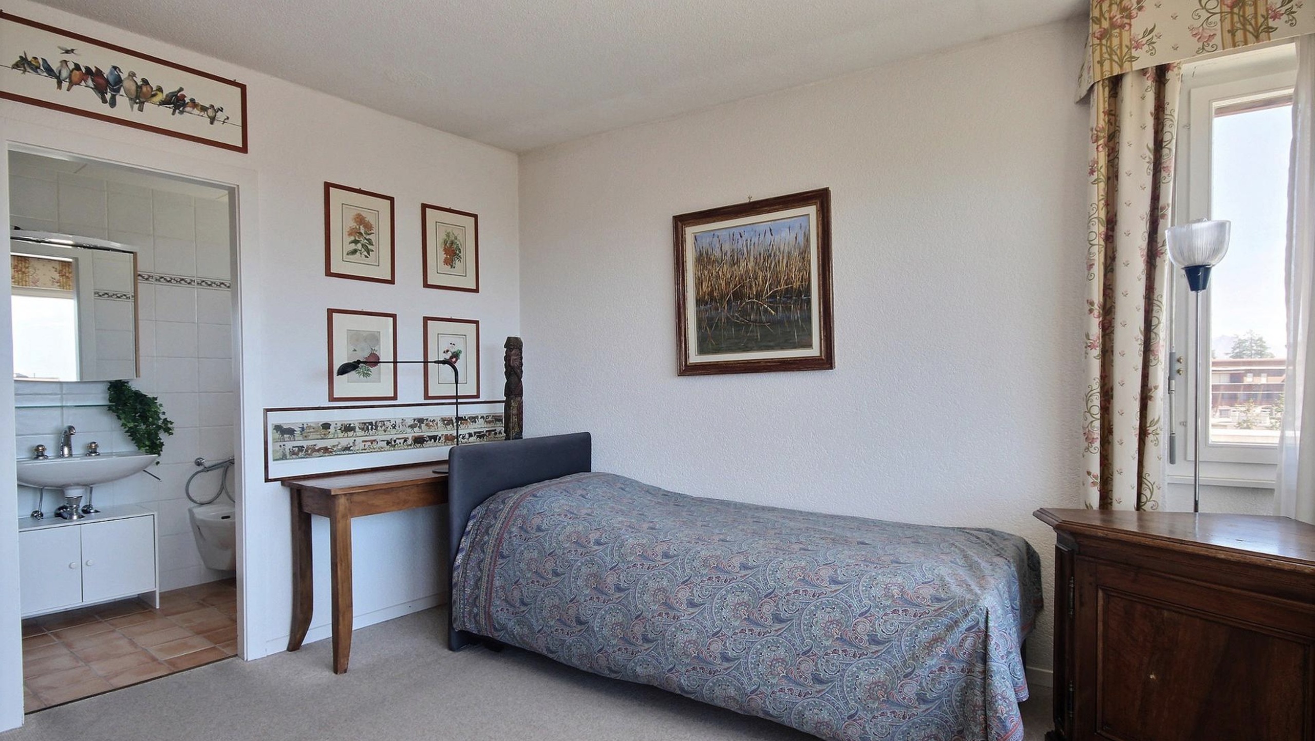 Schlafzimmer mit angeschlossenem Bad