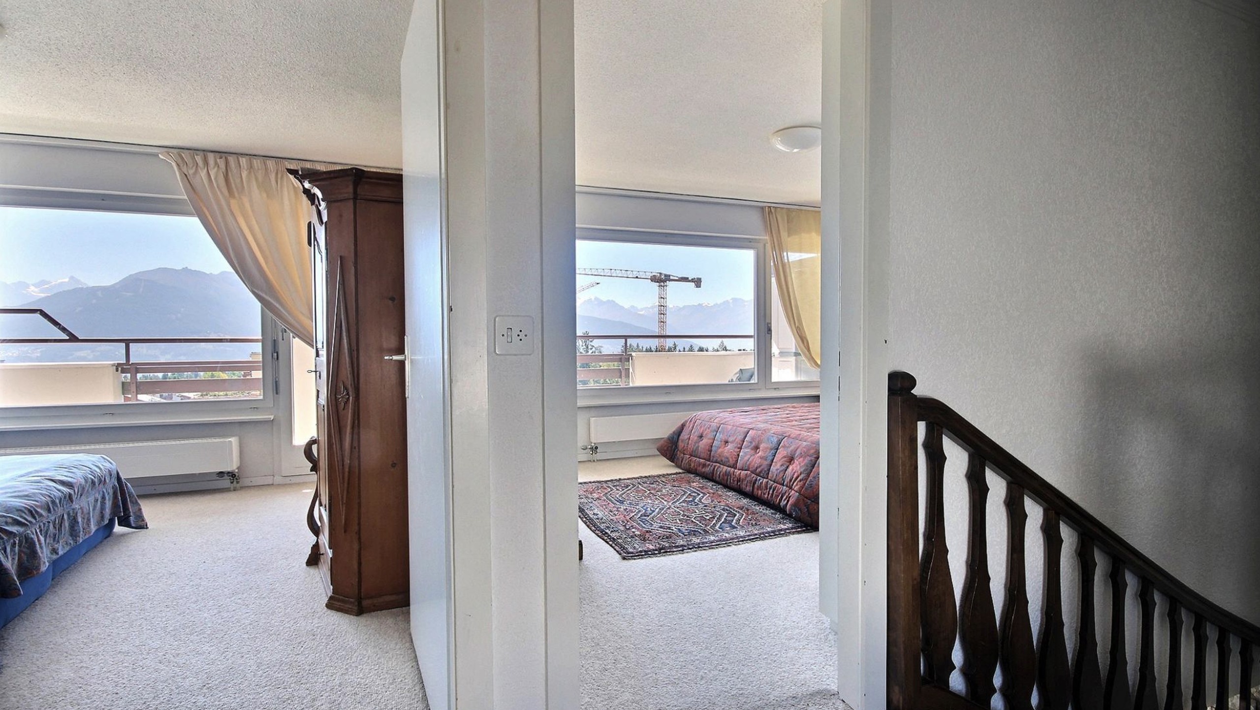 Helles Schlafzimmer mit Bergblick