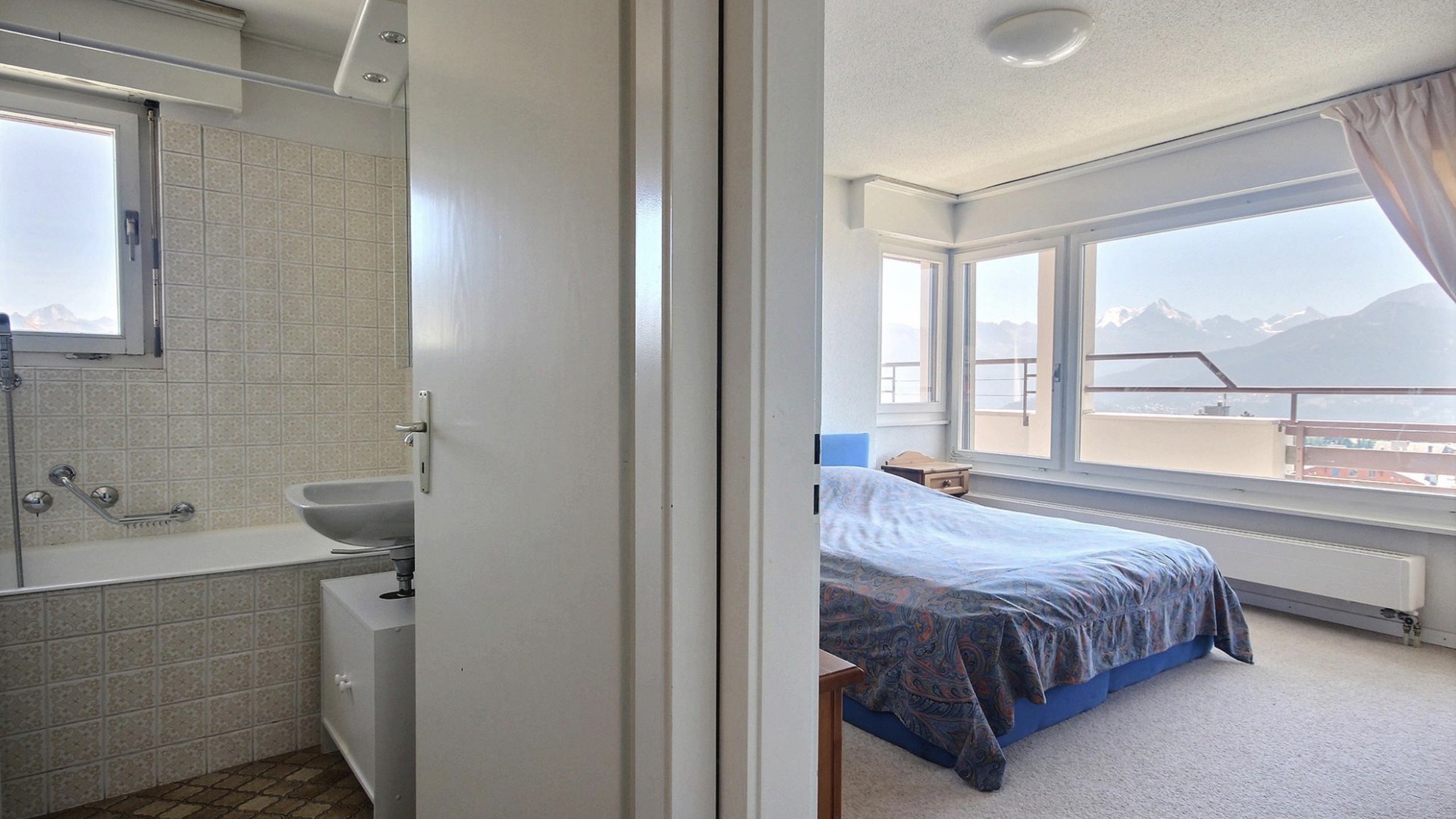 Badezimmer mit angrenzendem Schlafzimmer und Bergblick