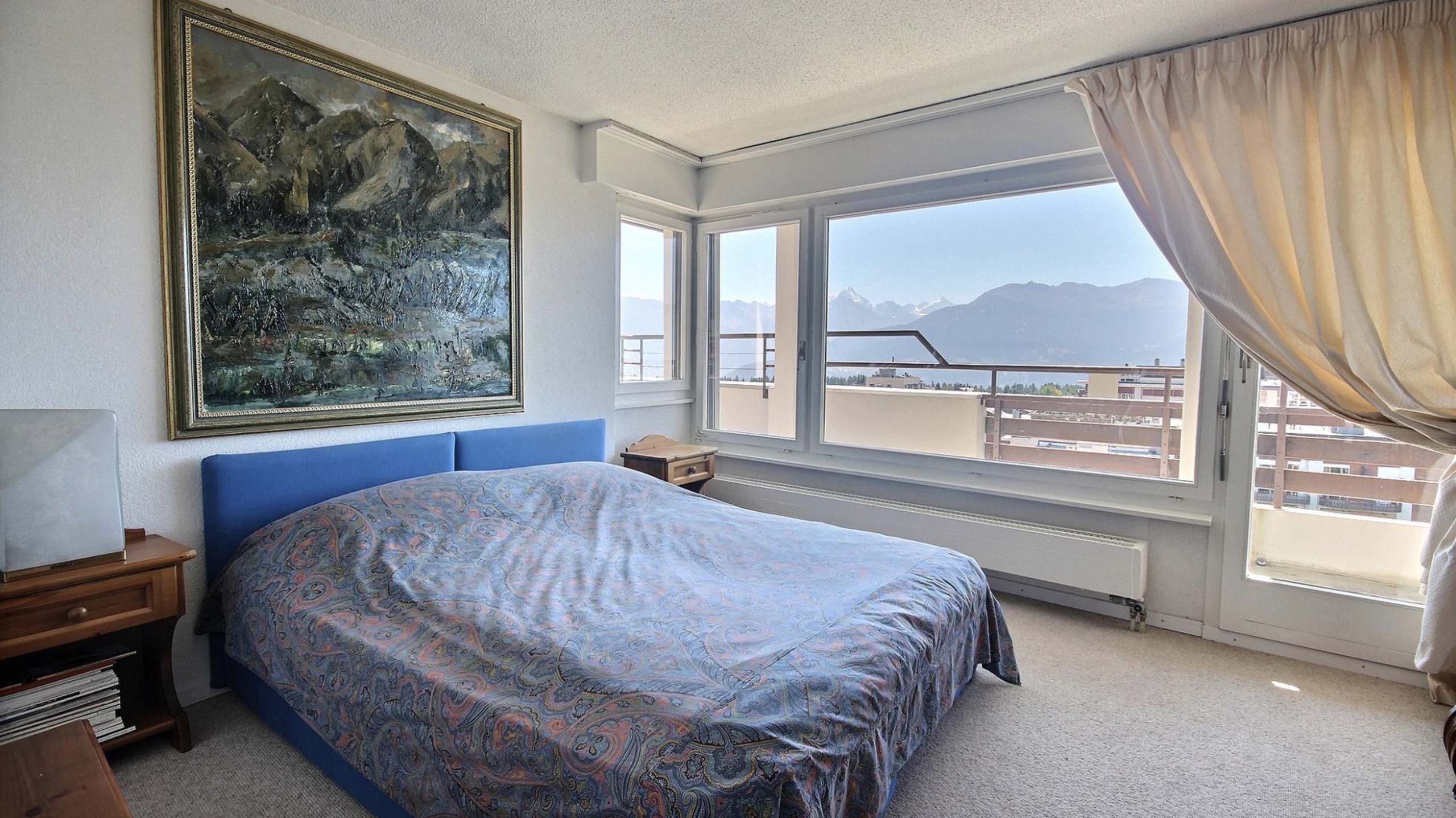 Schlafzimmer mit Bergblick und Balkon