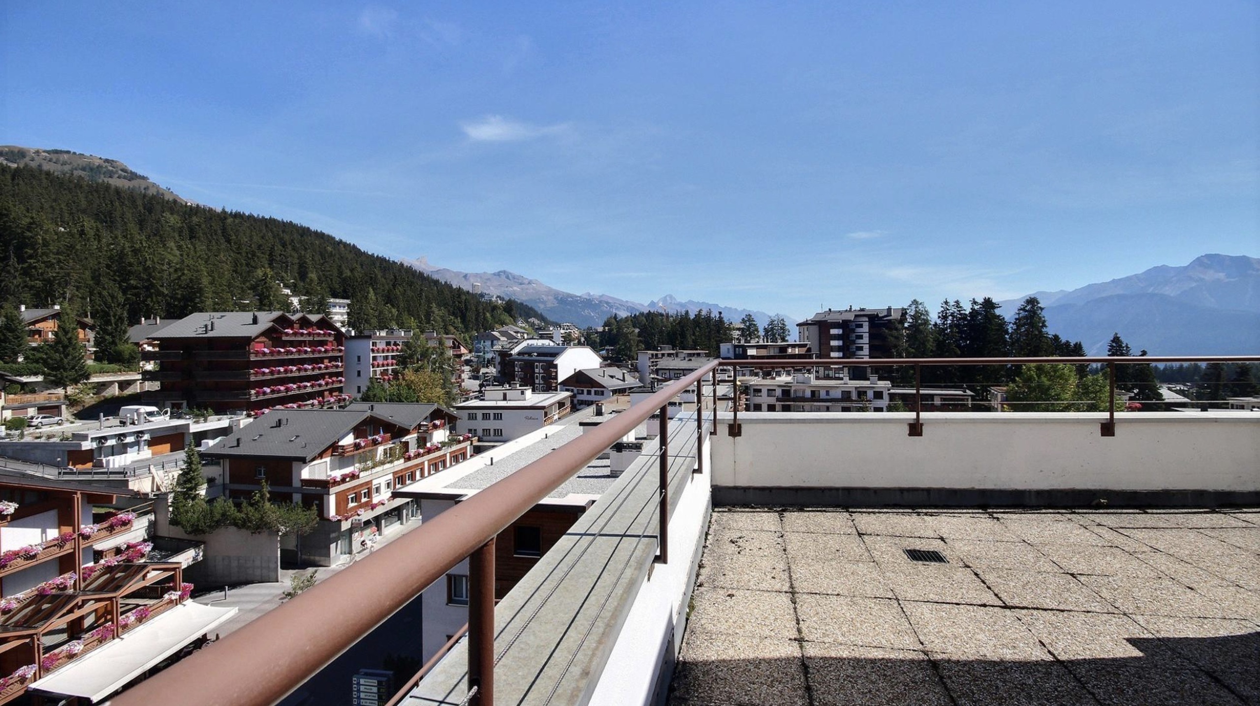 Dachterrasse mit Alpenblick