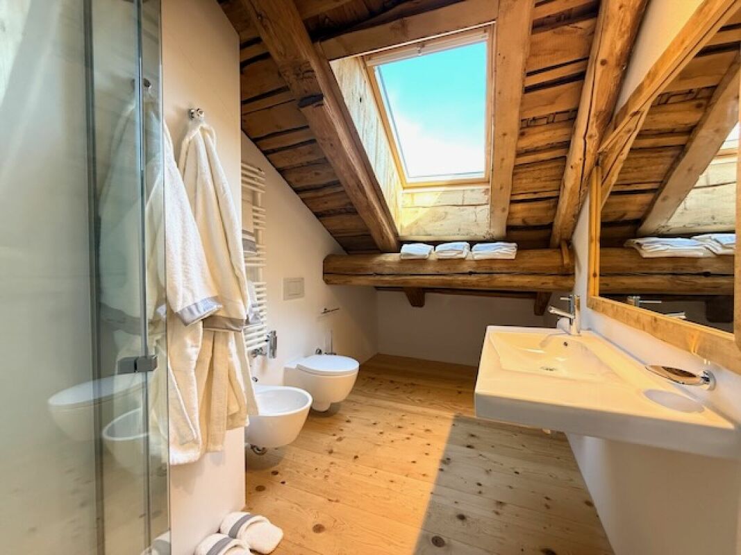 Dachbad mit Holzdecke und Oberlicht