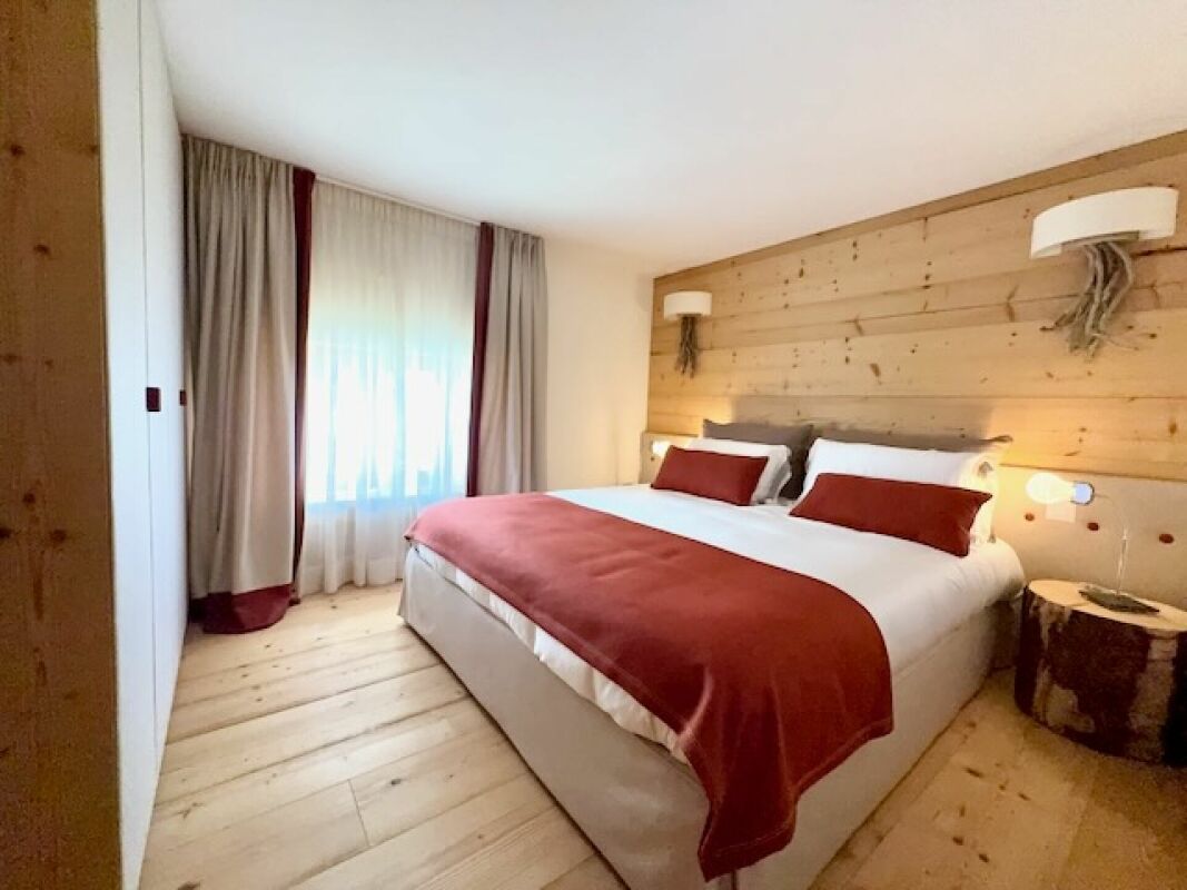 Gemütliches Schlafzimmer mit Holzakzenten
