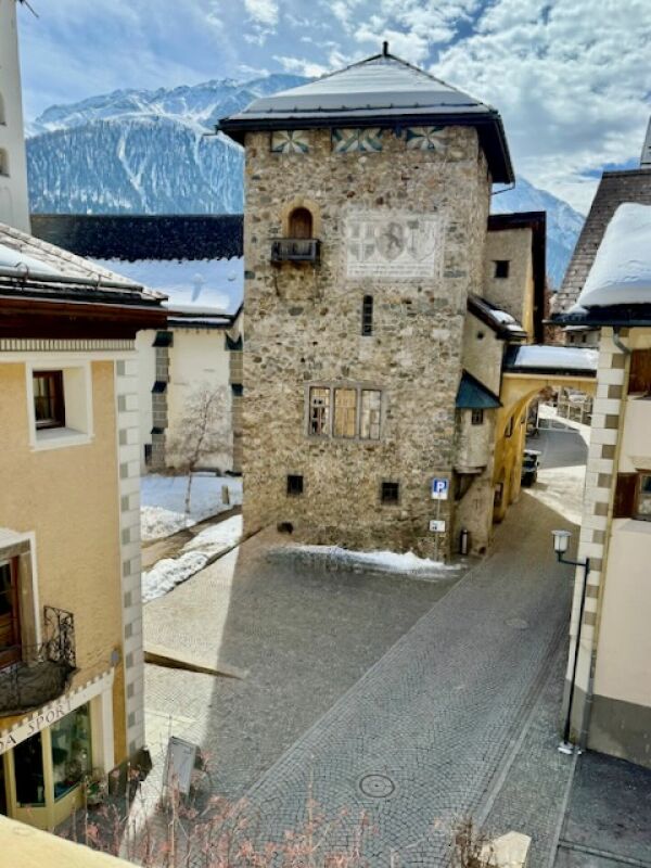 Historischer Turm mit Bergkulisse