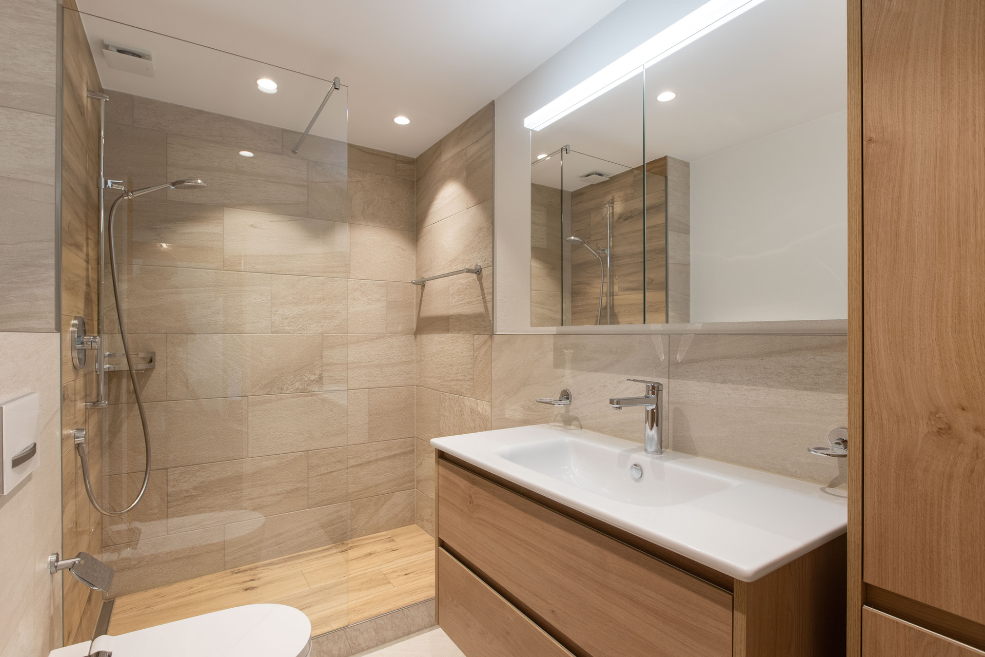Modernes Badezimmer mit Walk-in-Dusche und Waschtisch