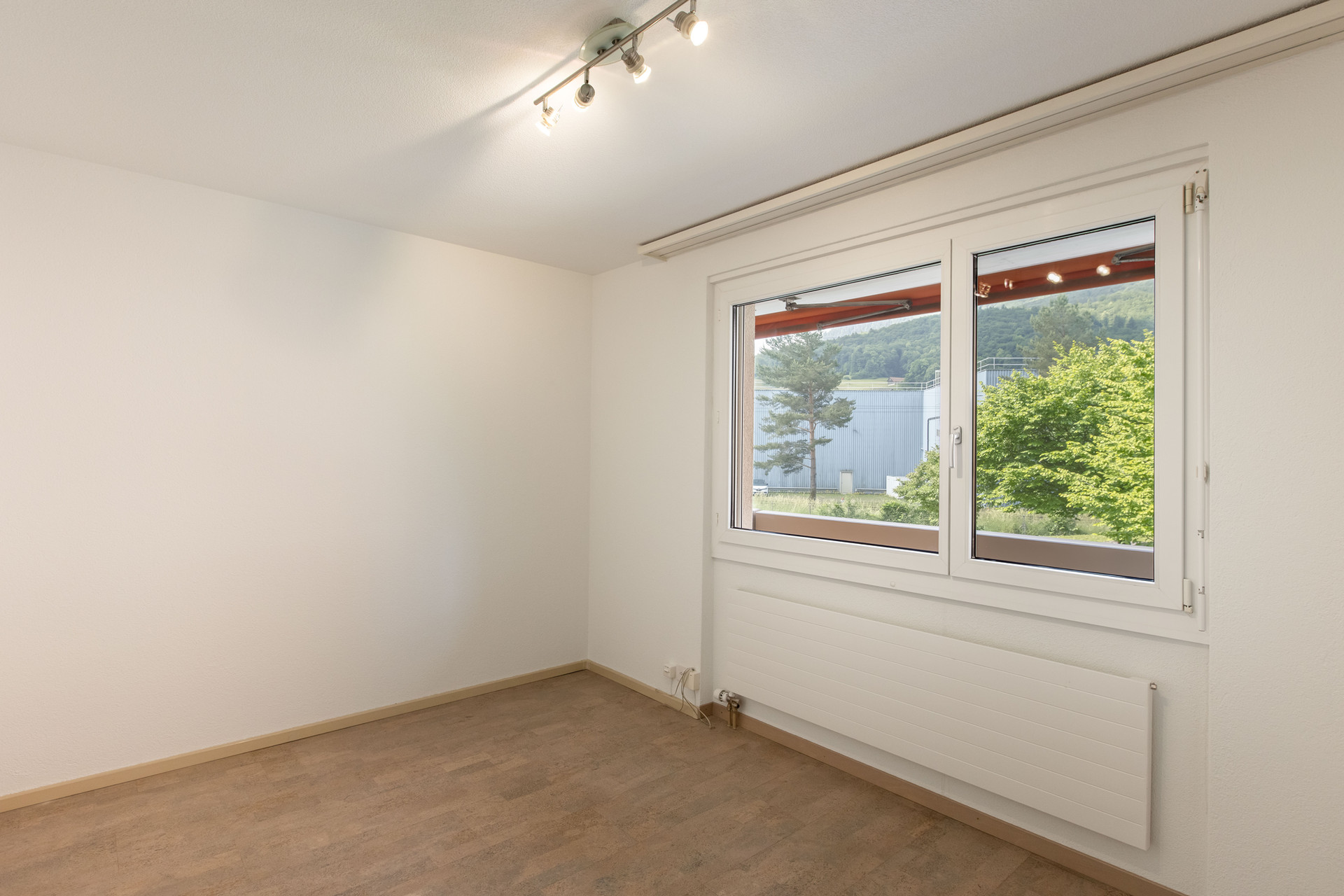 Heller leerer Raum mit Fenster und Heizkörper