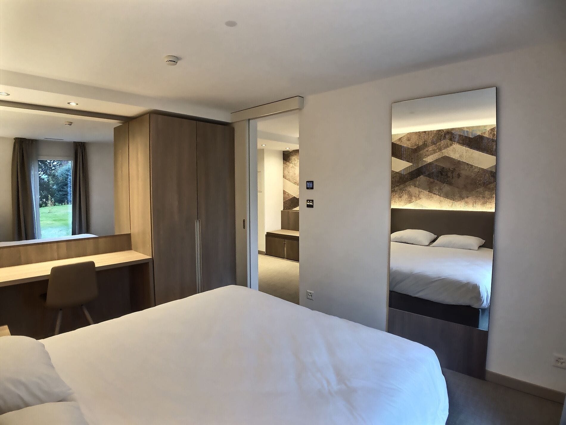 Modernes Schlafzimmer mit Arbeitsbereich