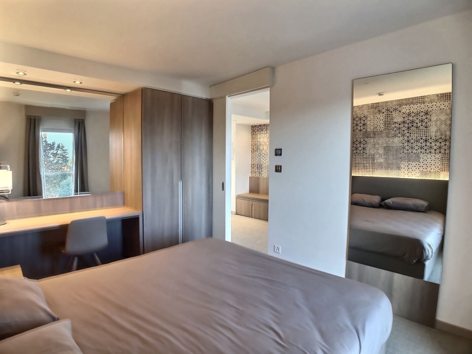 Modernes Schlafzimmer mit Arbeitsplatz