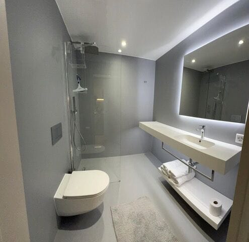 Modernes Badezimmer mit Dusche und Waschtisch