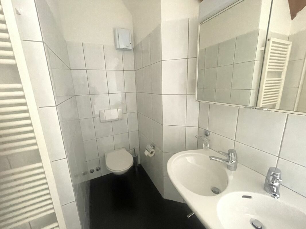 Kleines Bad mit Doppelwaschbecken und WC