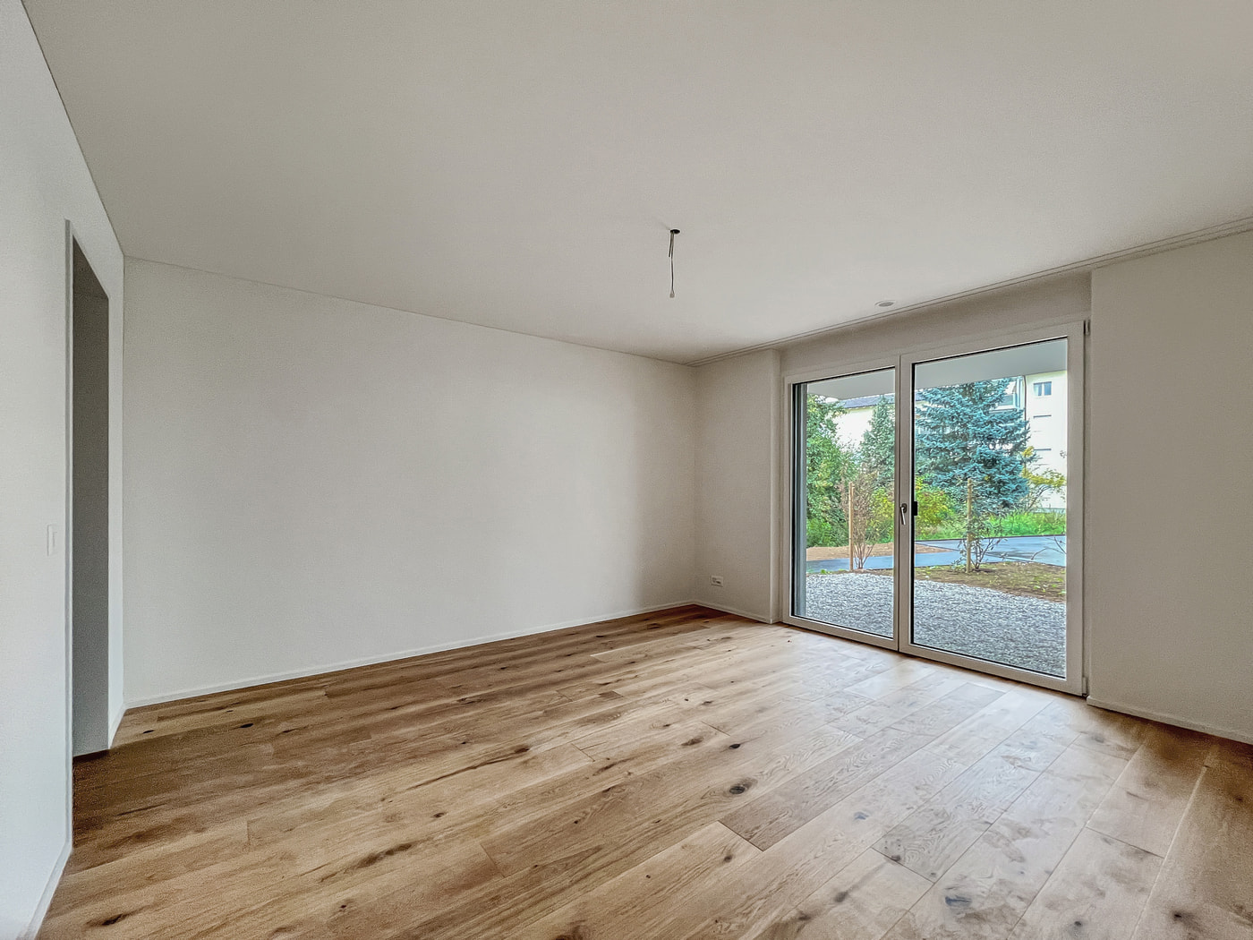 Leerer Wohnraum mit Terrassentür