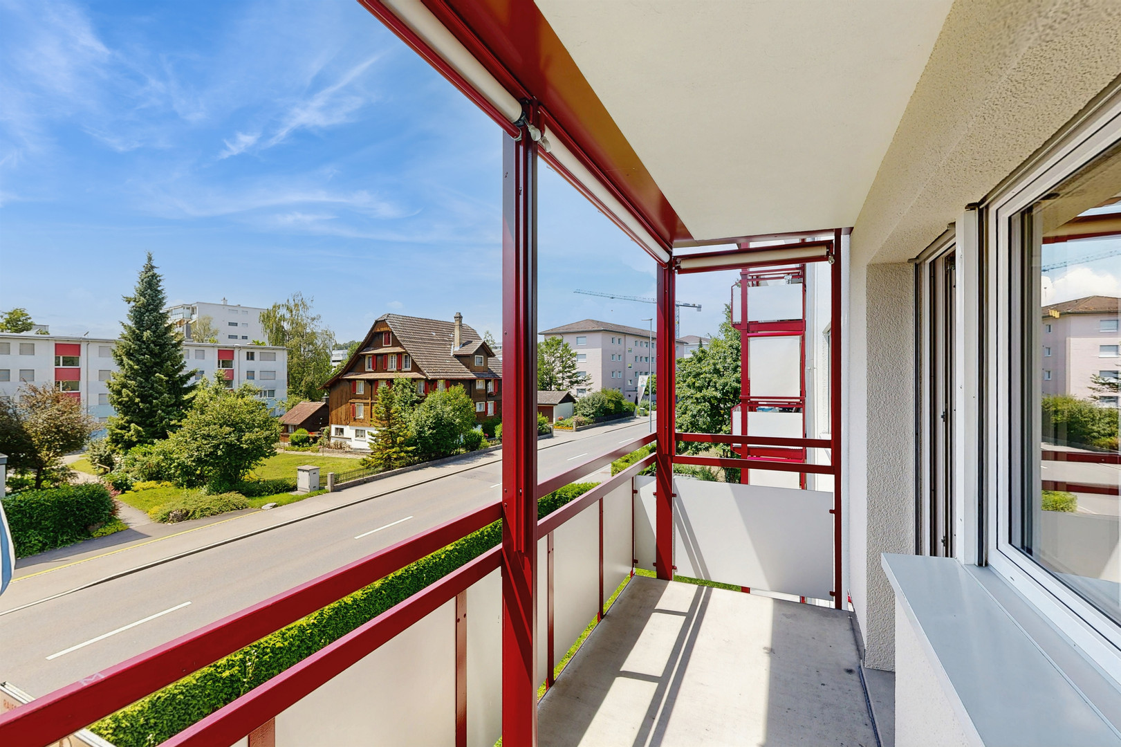 Balkon mit Straßenausblick