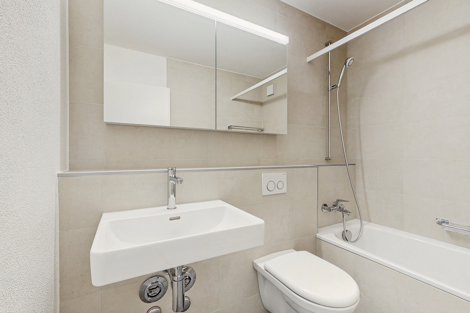 Modernes Badezimmer mit Badewanne und Waschtisch