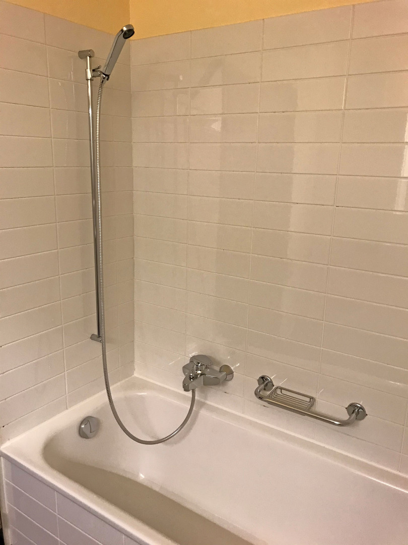 Badezimmer mit Wanne und Duscharmatur
