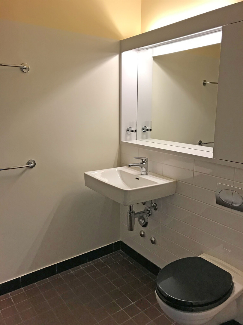 Kleines Badezimmer mit Waschbecken und WC