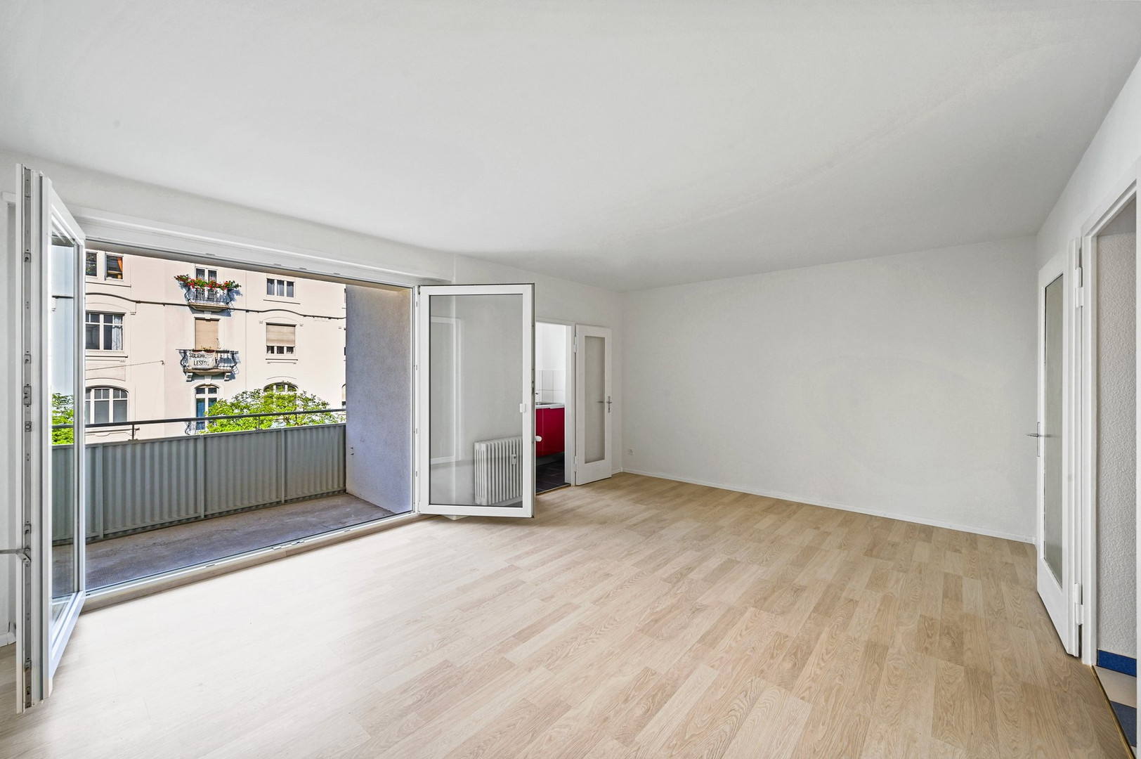 Heller leerer Wohnraum mit Balkon