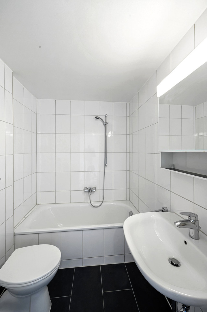 Kompaktes Badezimmer mit Wanne und Waschtisch