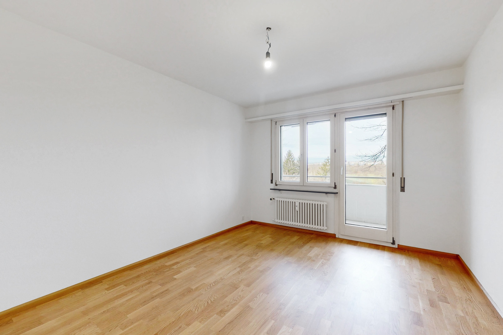 Heller leerer Wohnraum mit Balkon