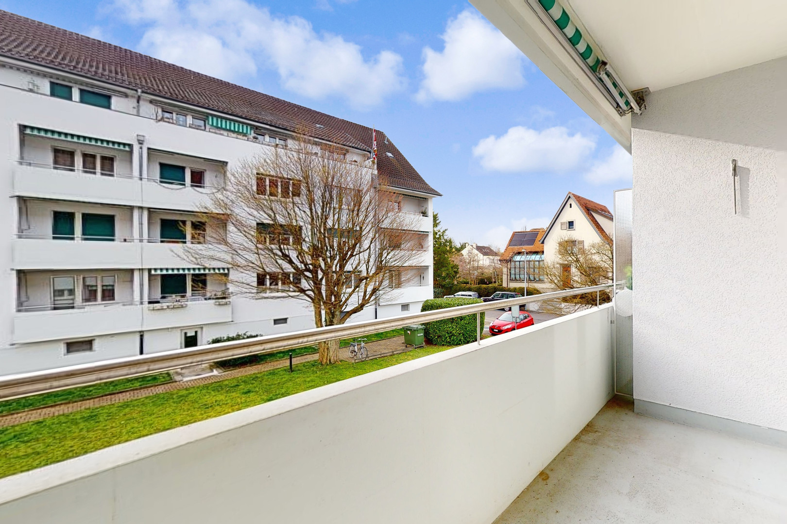 Balkon mit Blick auf Wohnhäuser