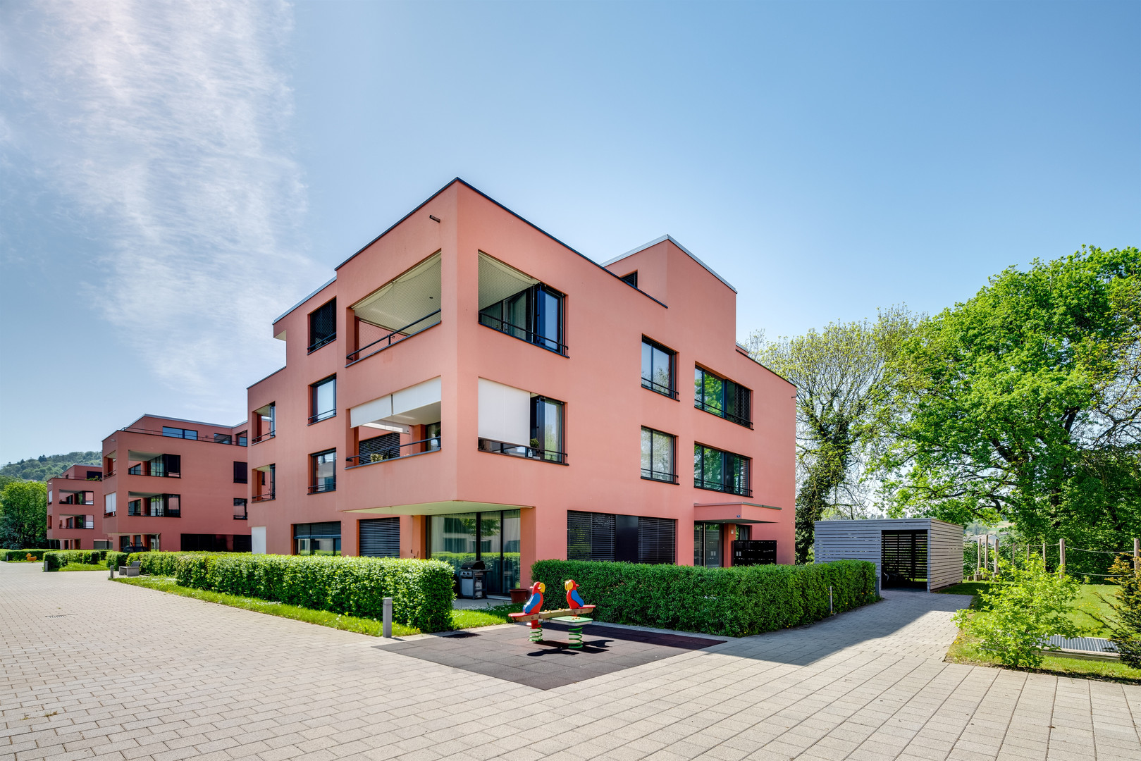 Moderne Wohnanlage mit Spielbereich