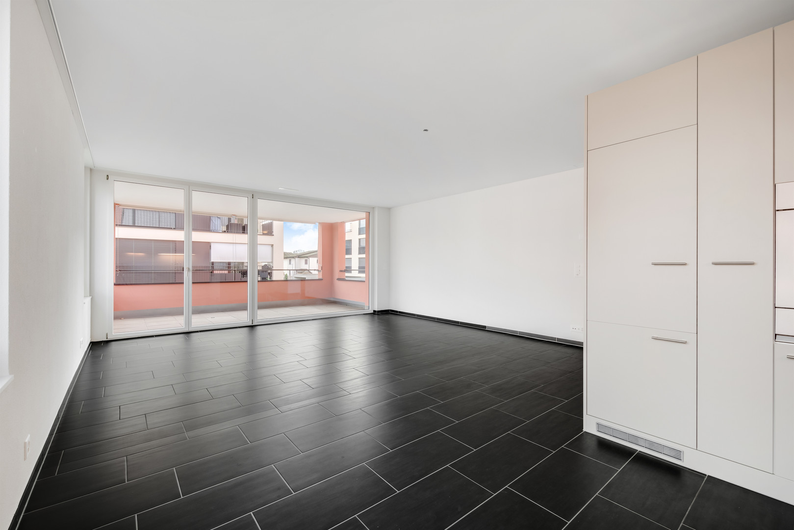 Heller Wohnraum mit Balkon und Einbauschrank