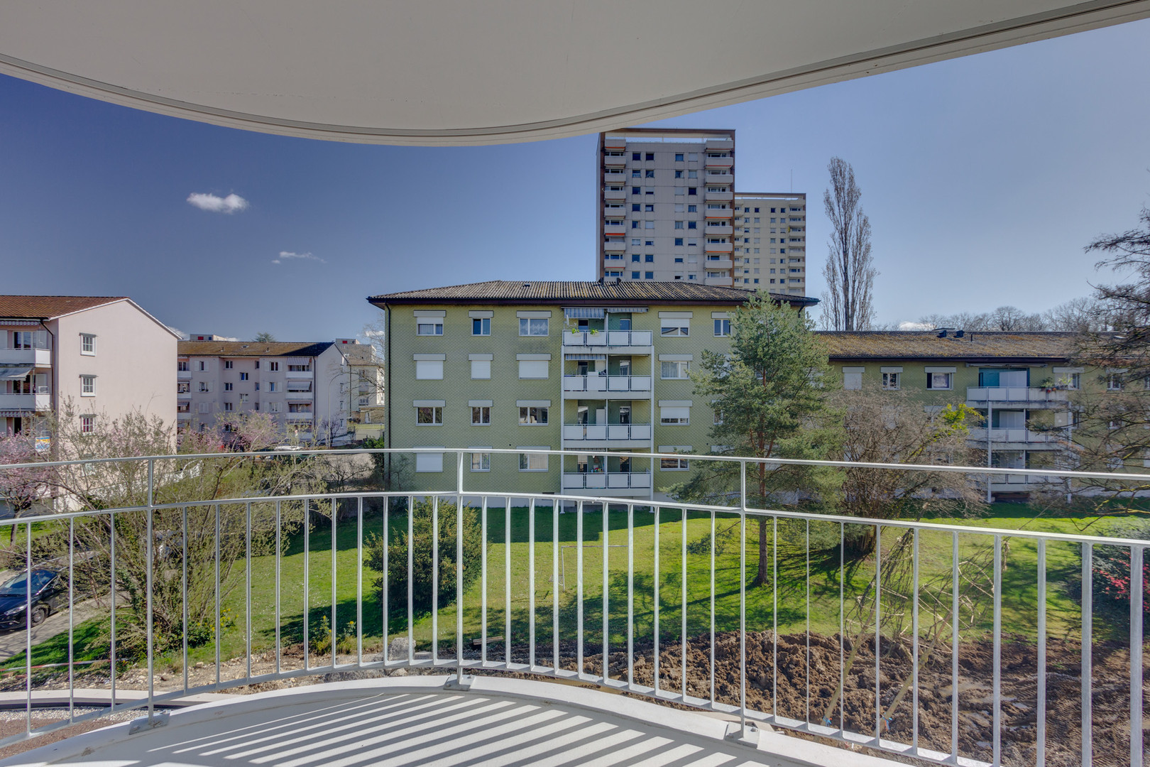 Balkon mit Blick auf Wohnanlage