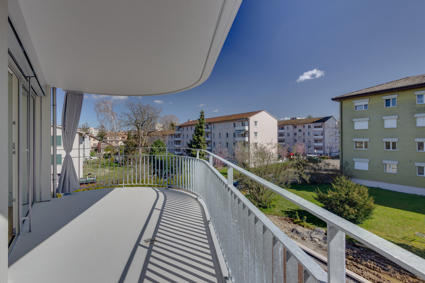 Balkon mit Weitblick auf Wohnhäuser