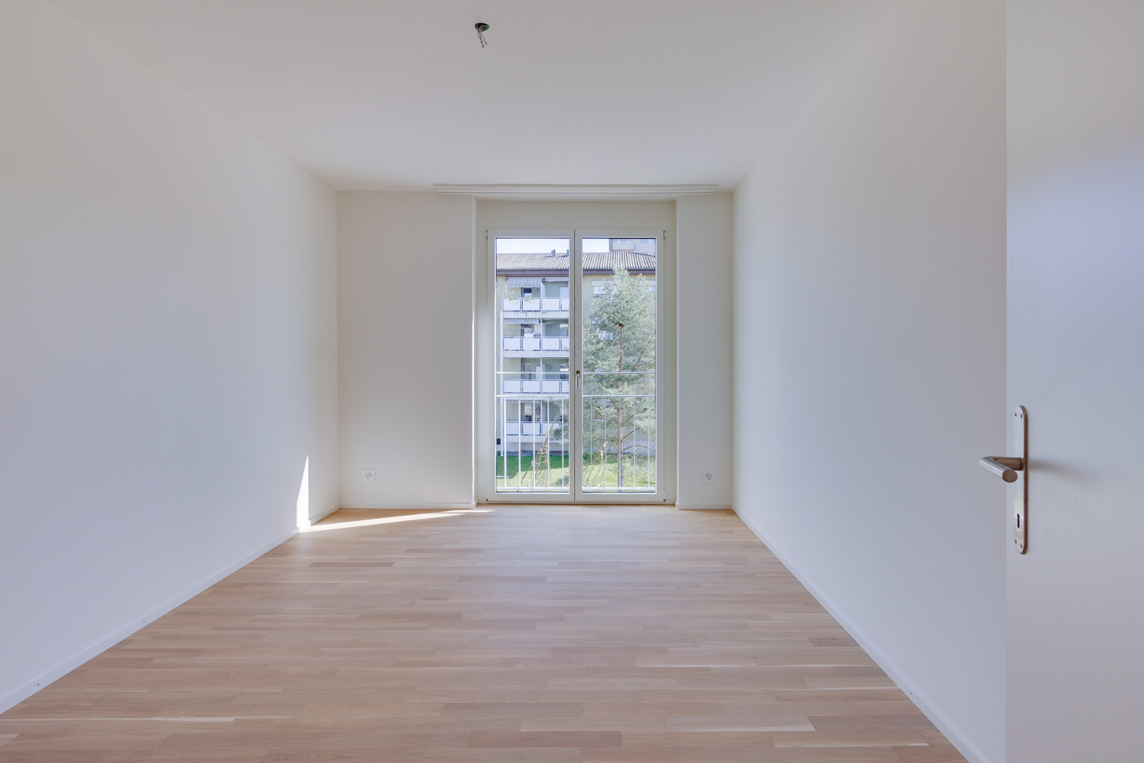 Heller leerer Raum mit Balkon- oder Fenstertür