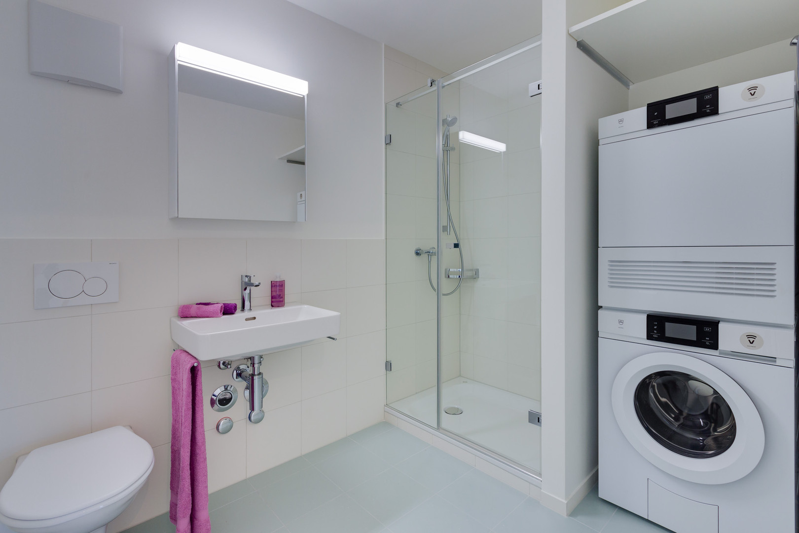 Modernes Badezimmer mit Duschkabine und Waschtrockner