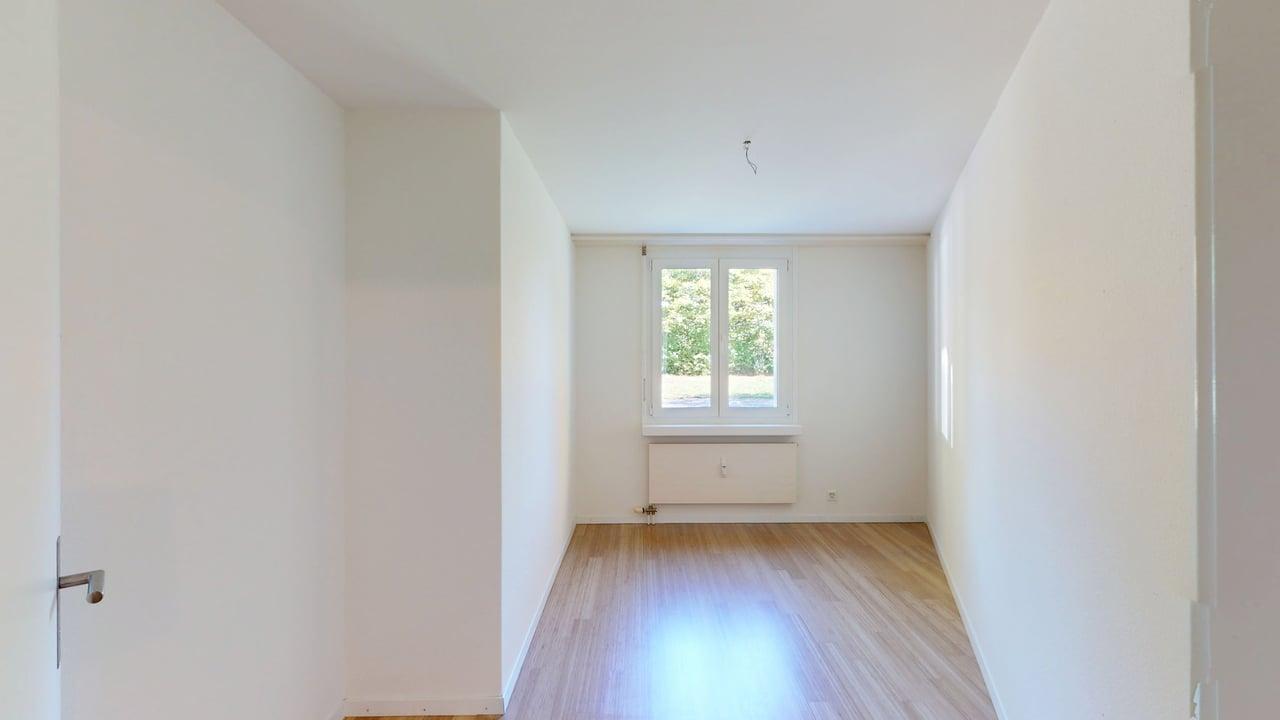 Helles, leerstehendes Zimmer mit Fenster