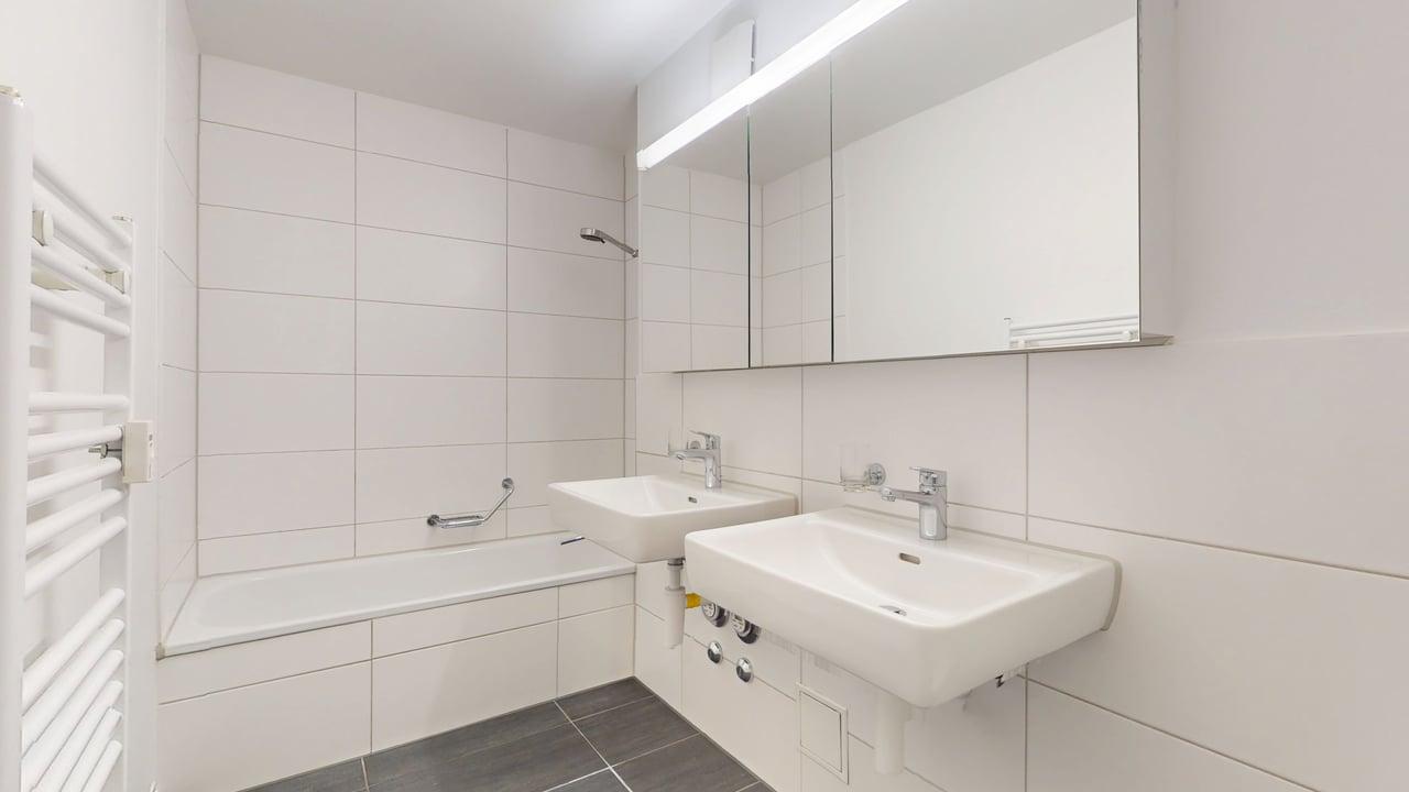 Modernes Badezimmer mit Wanne und Doppelwaschbecken