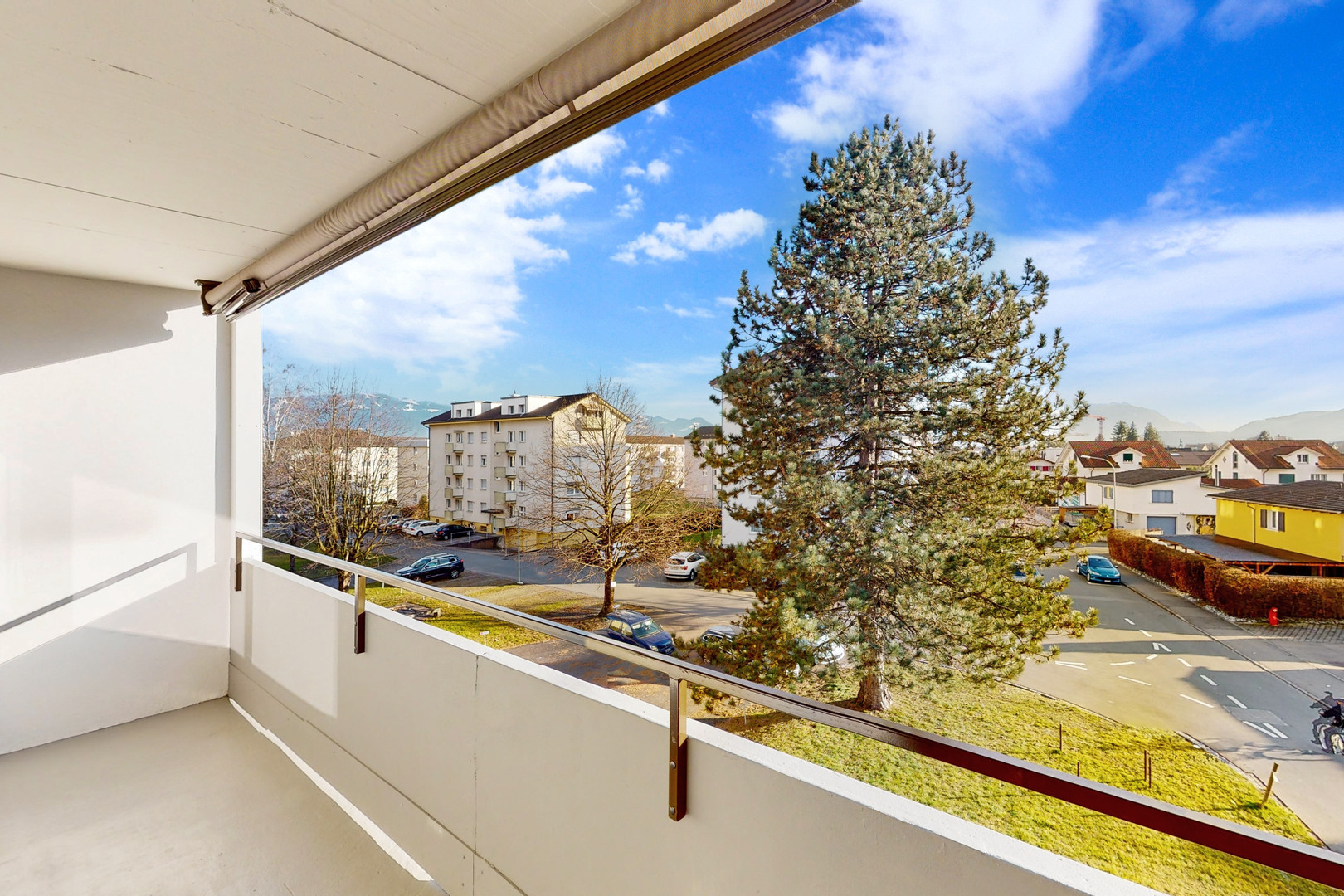 Balkon mit Blick auf Wohngebiet