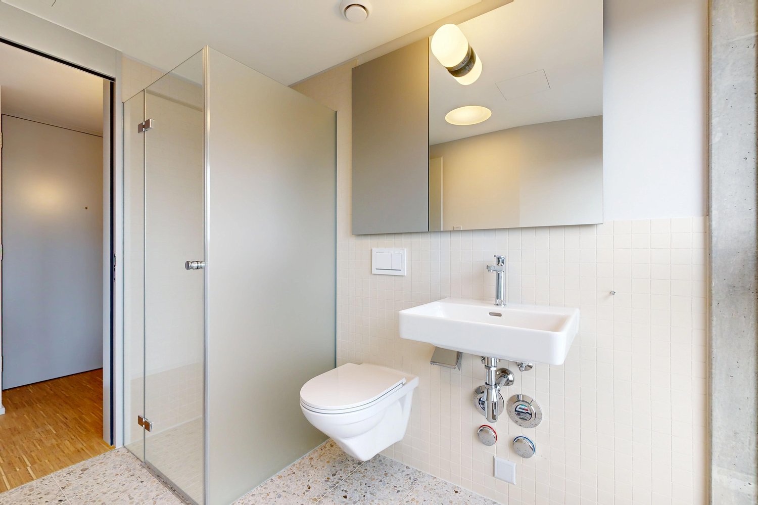 Modernes Badezimmer mit Dusche und wandhängendem WC