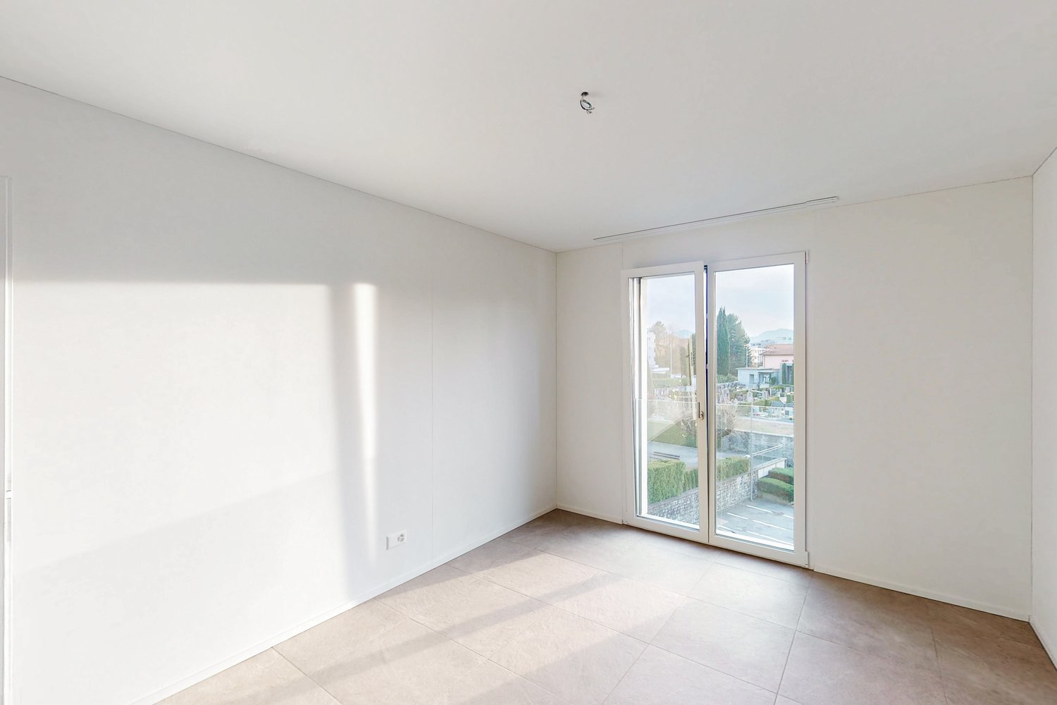 Heller leerer Raum mit großem Fenster