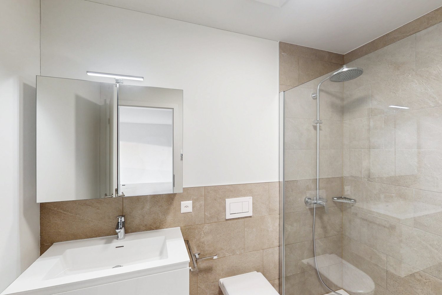 Modernes Badezimmer mit Walk-in-Dusche