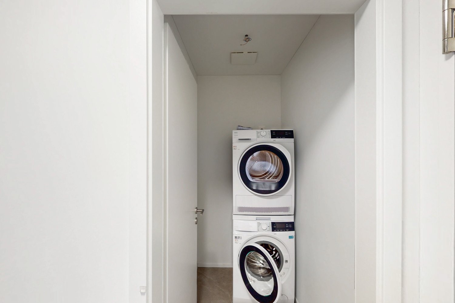 Hauswirtschaftsraum mit Waschmaschine und Trockner