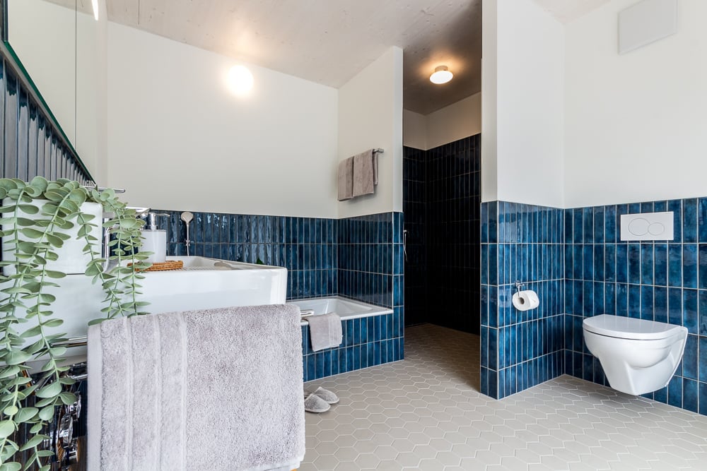 Modernes Badezimmer mit blauen Wandfliesen