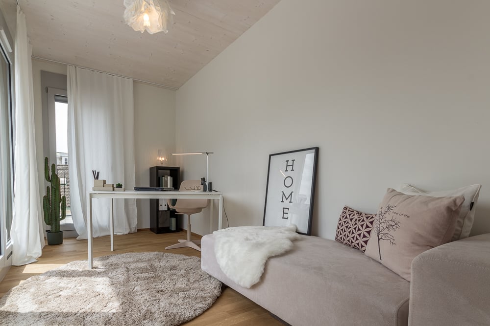 Heller Wohn- bzw. Arbeitsbereich mit Sofa und Schreibtisch