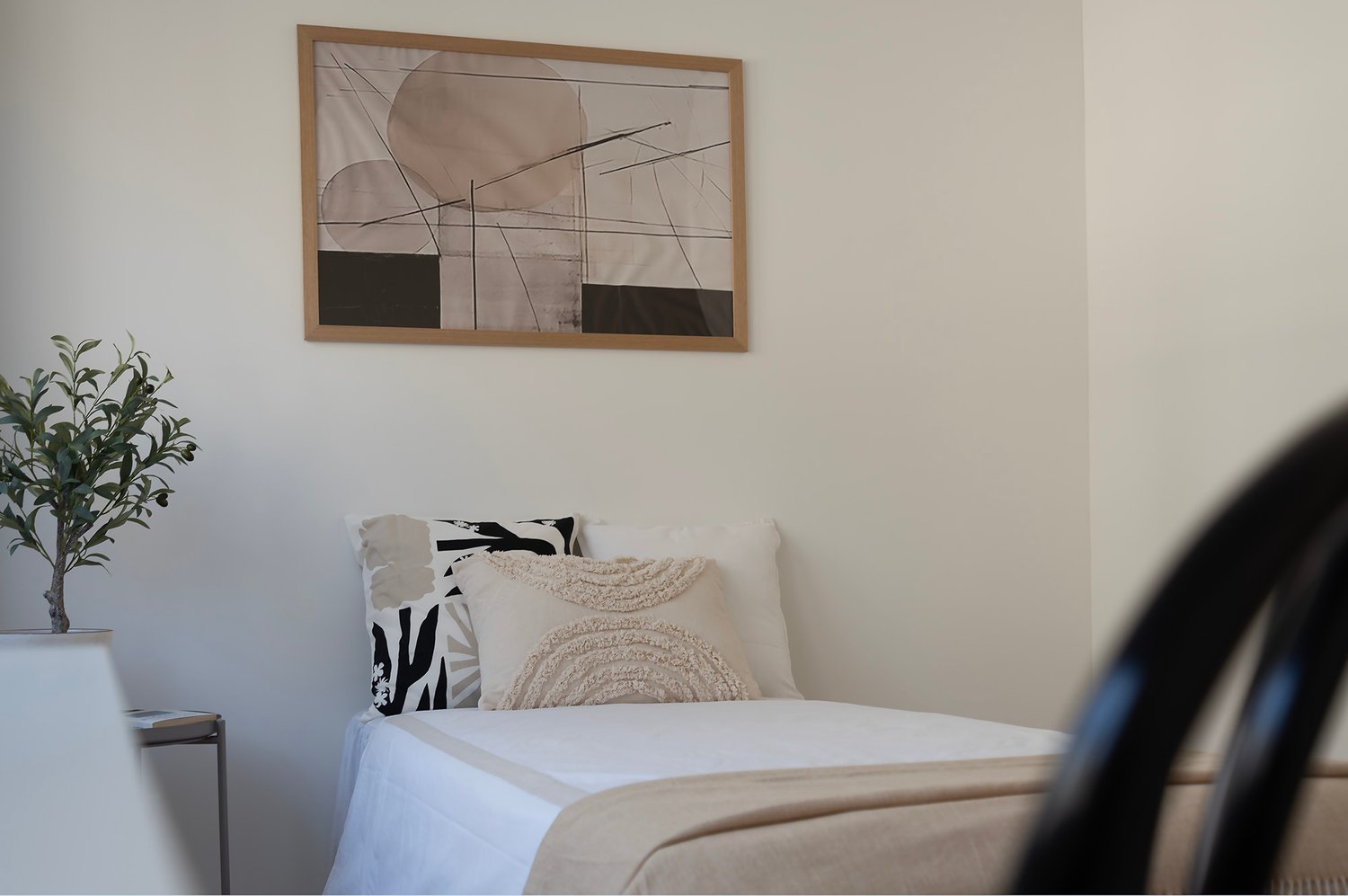 Helles Schlafzimmer mit minimalistischer Deko