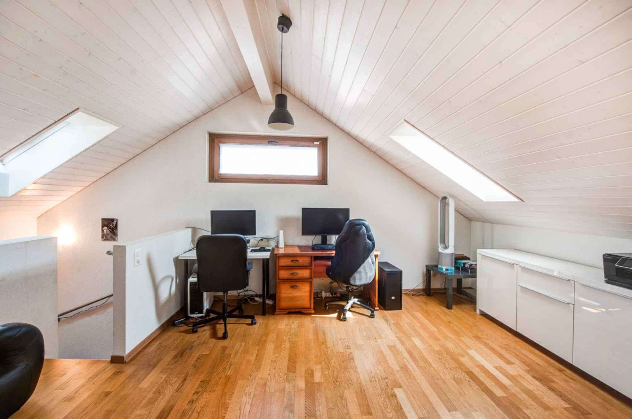 Helles Dachzimmer als Arbeitsraum