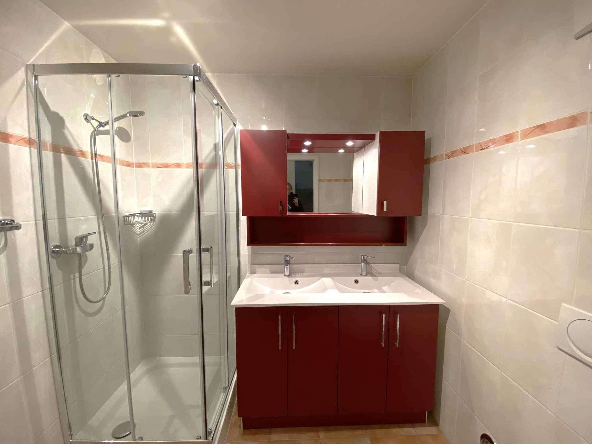 Modernes Badezimmer mit Dusche und Doppelwaschbecken