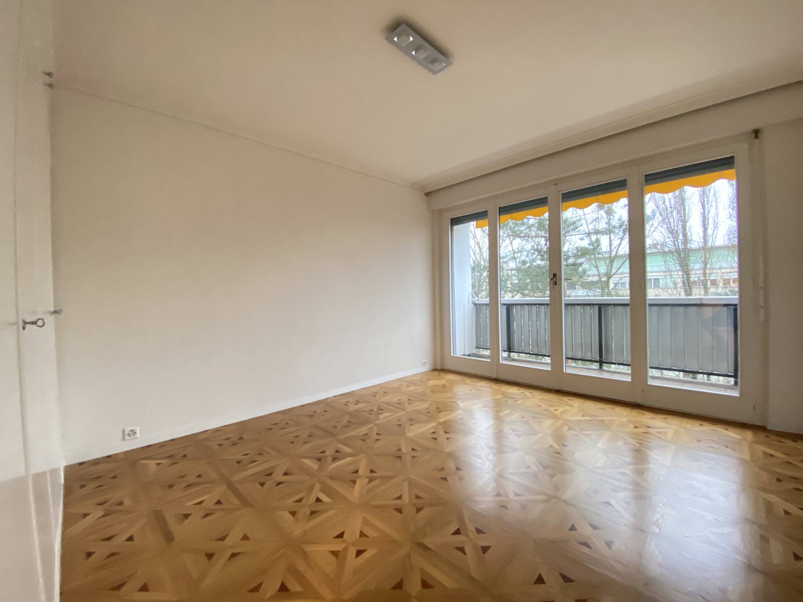 Heller leerer Wohnraum mit Balkon