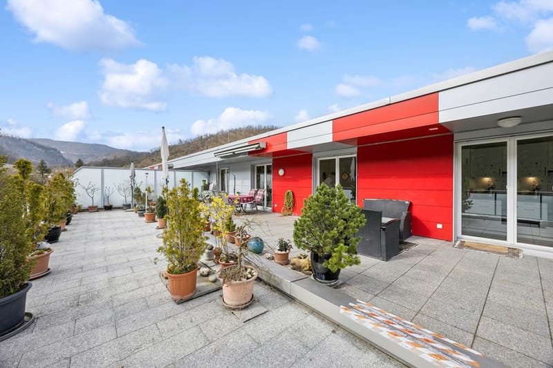 Große Dachterrasse mit roten Fassadenelementen