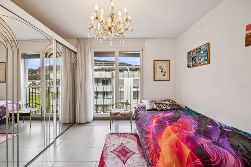 Helles Schlafzimmer mit Balkonblick