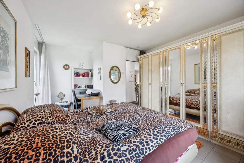 Schlafzimmer mit großem Kleiderschrank