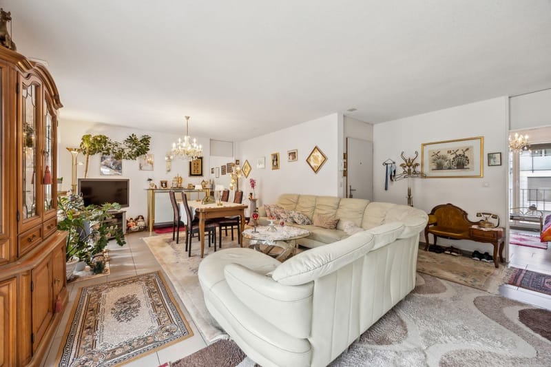 Großzügiges, helles Wohnzimmer mit klassischer Einrichtung